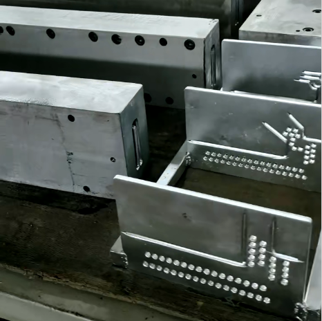 拉擠模具出口冒煙冒料咋回事？